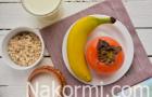 Persimmon and apple smoothie with cinnamon and oat flakes With yogurt and oatmeal